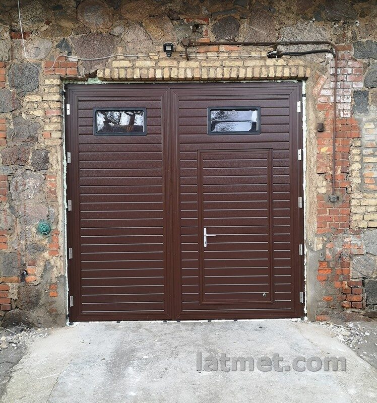 Veramas divviru durvis ar garāžu vārtu paneļiem