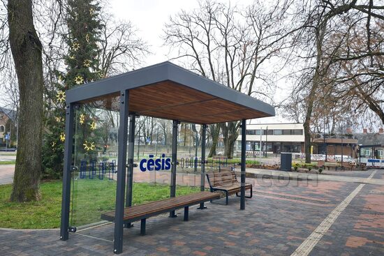 LN 0011; Autobusu pietura CĒSIS ar zaļo jumtu