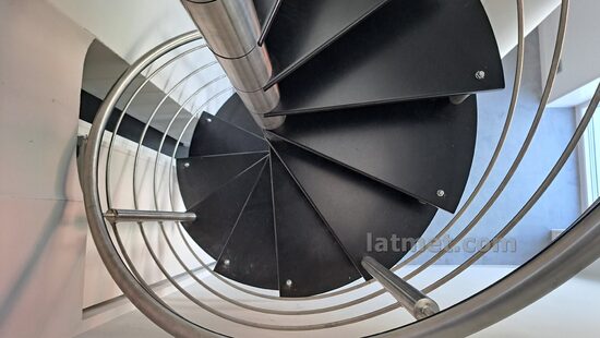 Nerūsējošā tērauda spirālkāpnes ar metāla pakāpieniem