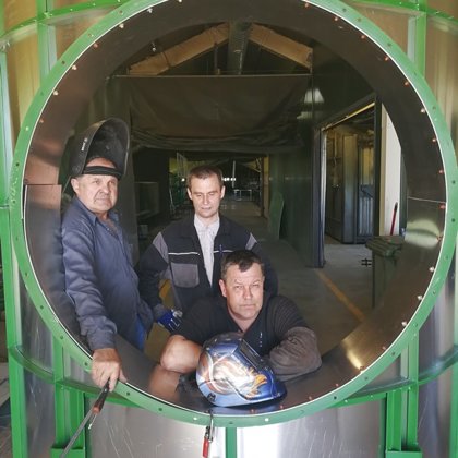 Metālapstradēs ceha darbinieki