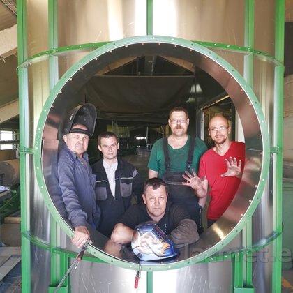 Metālapstradēs ceha darbinieki