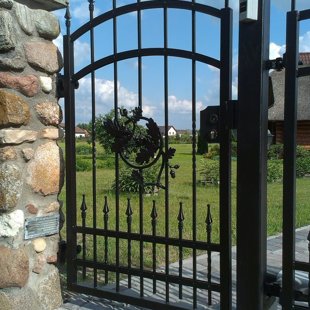 Kalti gājēju vārtiņi