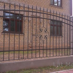Metāla nožogojums un sausā betona stabi