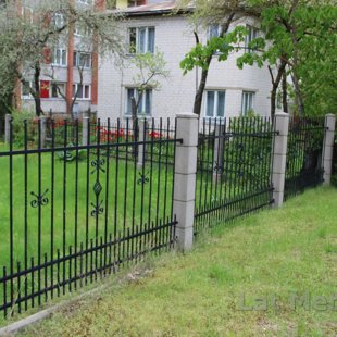 Metāla sēta un sausā betona stabi KUBIKS