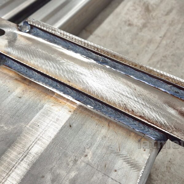 Nerūsējošā tērauda metināšana šuve pirms tīrīšanas