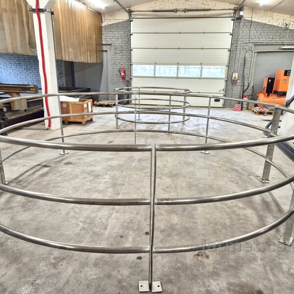 Izliektas nerūsējošā tērauda margas jūras bākai