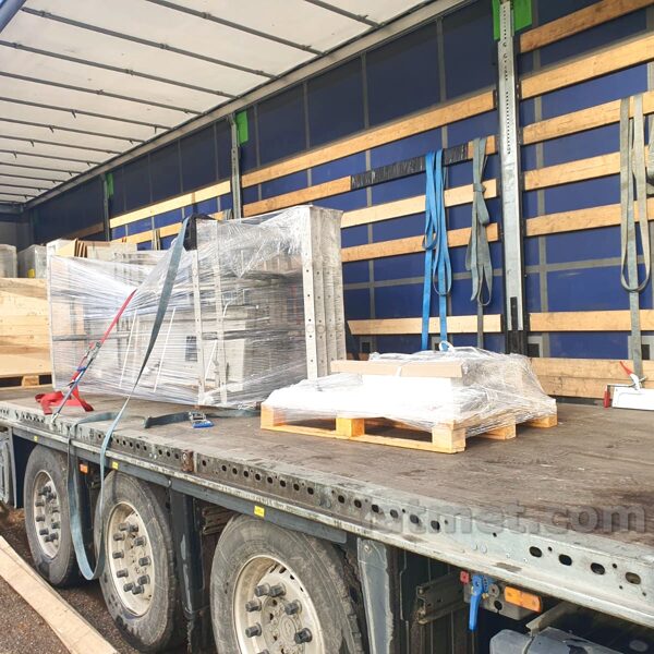 Nerūsējošā tērauda detaļu sūtījums iekrauts mašinā