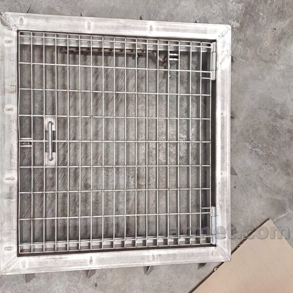 Izliektas nerūsējošā tērauda margas jūras bākai