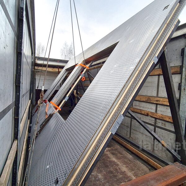 Detaļas iecelšana kravas automašinā