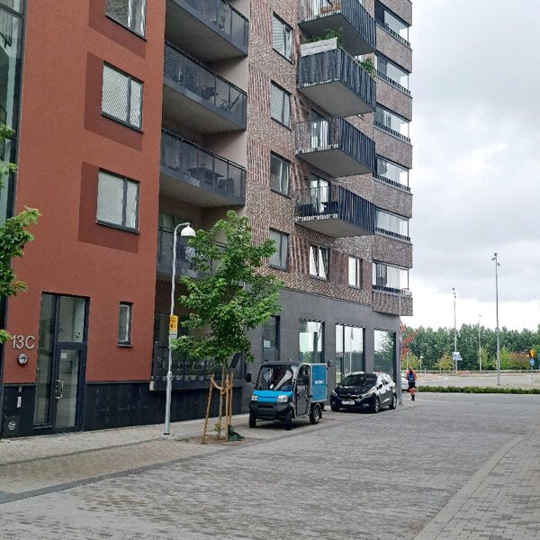 Lat Met ražotas plakandzelžu margas Zviedrijā, Linšepinga (Montāžas procesa foto, uzkrauša