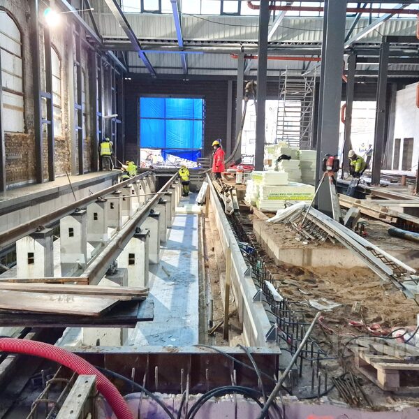 Tramvaju platformu montāžas vietā būvniecības procesā