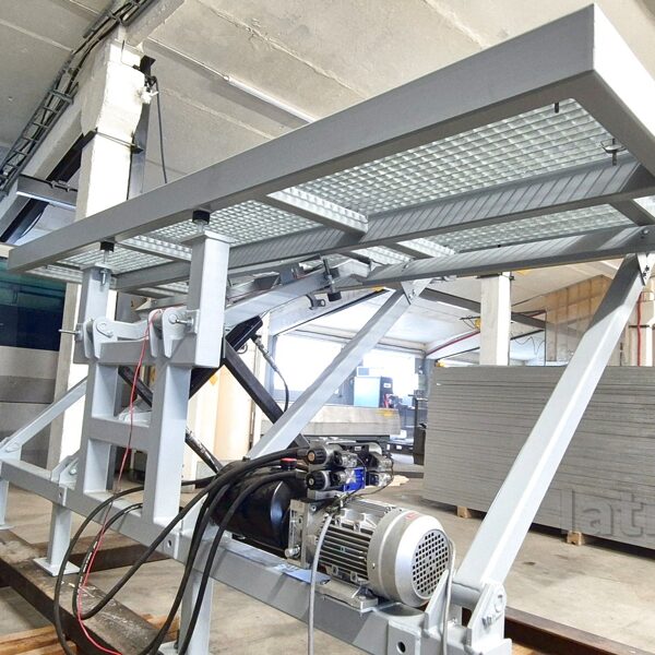 Tramvaja platformu vāku testēšana ražošanas cehā