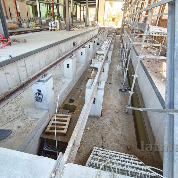 Pirmais sliežu ceļš pirms montāžas