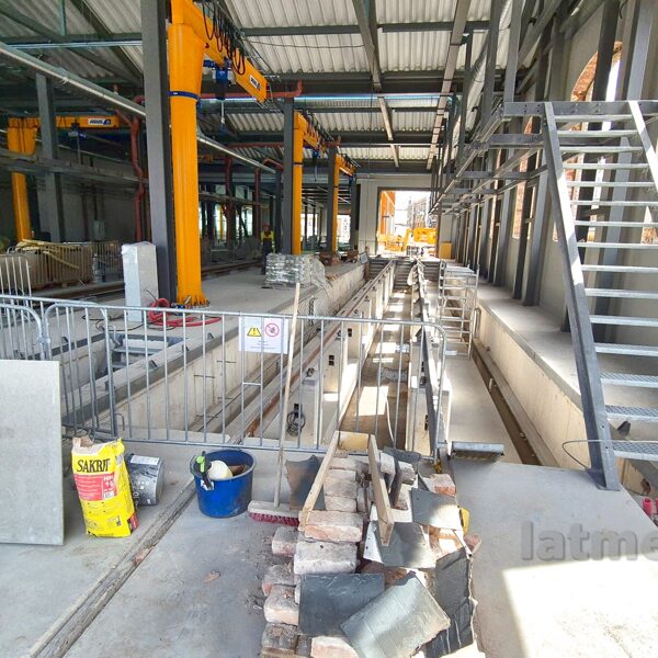 Pirmais sliežu ceļš pirms montāžas