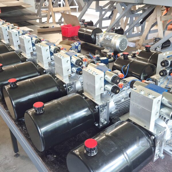 Hidraulisko sūkņu montāža tramvaju platformām 