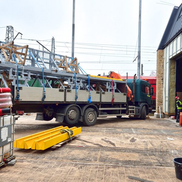 Tramvaju platformu piegāde un izkraušana ar manipulātoru