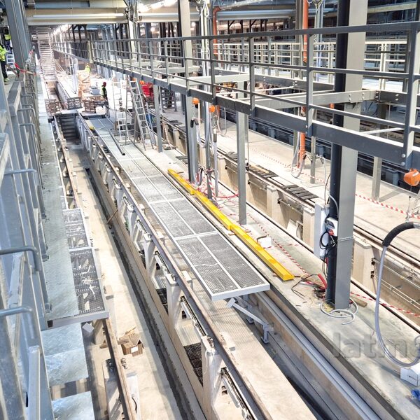 Skats no augšas uz otro sliežu ceļu