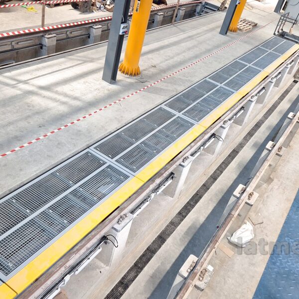 Skats no augšas uz trmvaju platformām