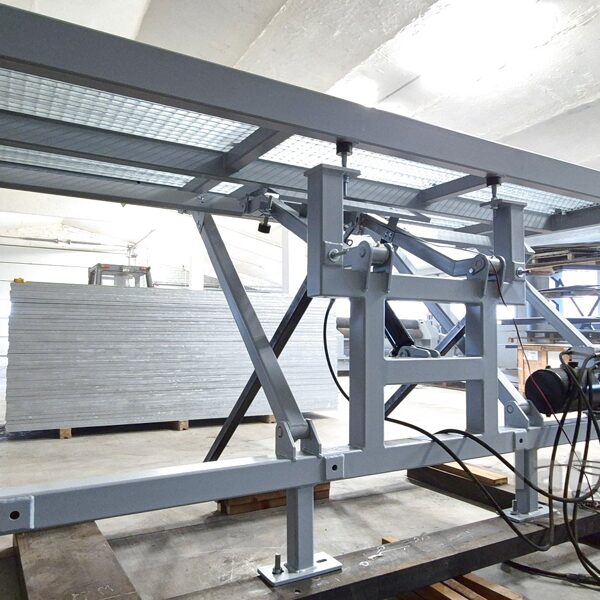 Tramvaja platformu vāku testēšana ražošanas cehā