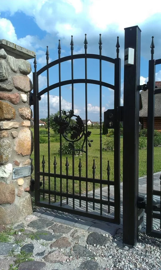 Kalti gājēju vārtiņi