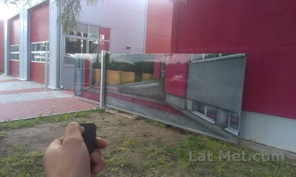 Standarta bīdāmu vārtu rāmis, ko klients ir aizpidījis ar aerogrāfija zīmējumu, Lat Met