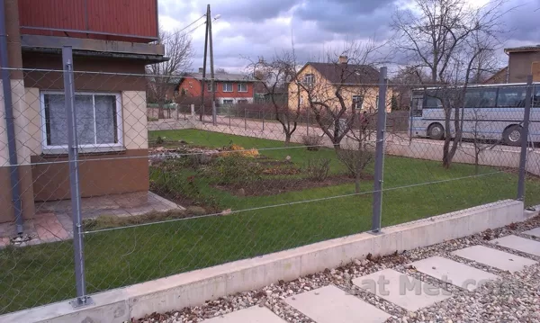 Cinkots pītais žogs un montāža