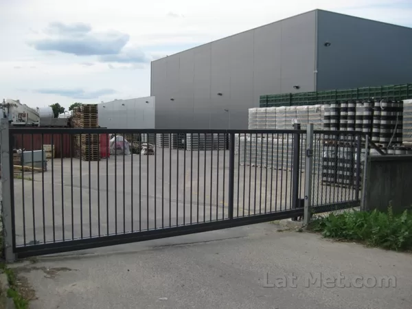 Industriālas nozīmes bīdāmi vārti ar profilveida cauruļu aizpildījumu, Cēus alu