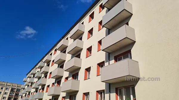 Margu un balkonu karkass daudzstāvu mājai, Latvija