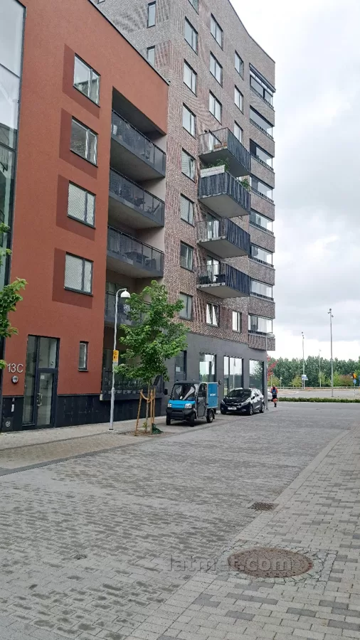 Lat Met ražotas plakandzelžu margas Zviedrijā, Linšepinga (Montāžas procesa foto, uzkrauša
