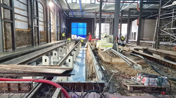 Tramvaju platformu montāžas vietā būvniecības procesā