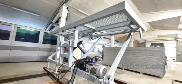 Tramvaja platformu vāku testēšana ražošanas cehā