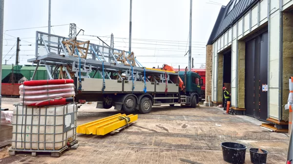 Tramvaju platformu piegāde un izkraušana ar manipulātoru