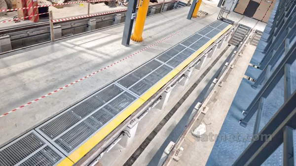 Skats no augšas uz trmvaju platformām