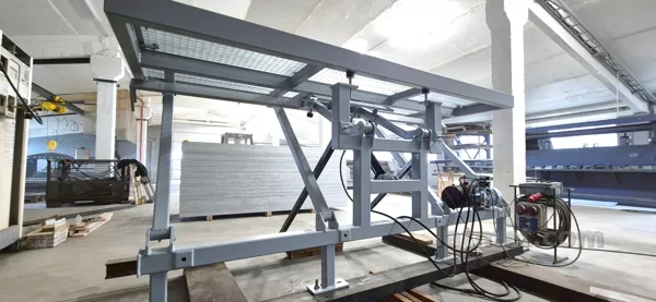 Tramvaja platformu vāku testēšana ražošanas cehā
